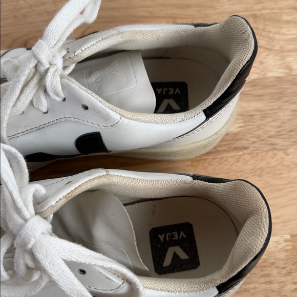 Veja White Black Casual Sneakers - Picture 4 of 16